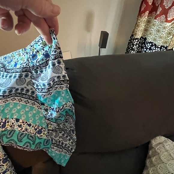 Summer light weight top with that gathering around the scoop neck. Sever designs - Picture 4 of 4